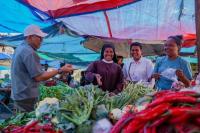 Cagub NTT, Ansy Lema bercengkrama dengan akrab bersama sejumlah massa pendukung yang menjual hasil pertanian di pasar.