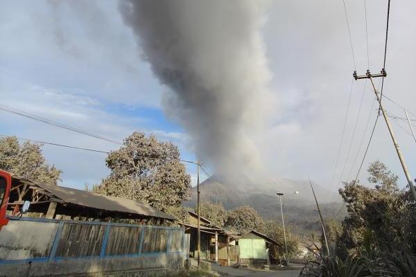 Gunung Api Lewotobi Laki-laki mengeluarkan debu panas hingga ke perkampungan masyarakat