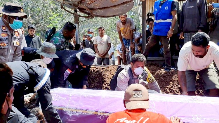 Anggota Brimob dan anggota Polres Sikka yang melakukan BKO di Kabupaten Flores Timur melakukan pemakaman salah seorang pengungsi berinisial Rofinus Beda Tour, warga asal Desa Duli Pali, Kecamatan Wulanggitang, Kabupaten Sikka yang meninggal dunia pada Selasa (5/11/2024).