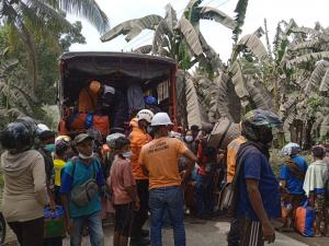 Tim SAR Gabungan pada operasi SAR hari kelima mengevakuasi warga Desa Hewa, Kabupaten Flores Timur menuju pengungsian di Desa Eputobi.