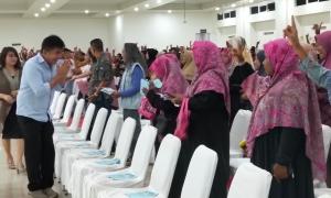 Calon Bupati Willy Lay saat memberikan salam kepada umat Muslim dalam pertemuan bersama paket Sahabat Sejati di Bahagia Ballroom Atambua, Kabupaten Belu perbatasan RI-RDTL, Minggu (10/11/2024) malam.