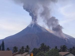 Gunung Lewotobi kembali erupsi dengan mengeluarkan pasir panas hingga menyebar ke sejumlah pemukiman warga di Kabupaten Flores Timur.