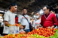 Cagub NTT, Ansy Lema terlibat pembicaraan serius dengan salah satu pedagang tomat di pasar yang dikunjungi saat melakukan blusukan.