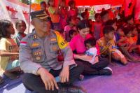 Kapolres Flores Timur, AKBP Nyoman Putra Sandita bersama Ketua Bhayangkari Cabang Flores Timur, Tria Nyoman memberikan penguatan psikososial bagi anak-anak yang berada di kamp pengungsian.