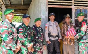 (dok.ist) Danpos Ailala Satgas Pamtas RI-RDTL Yonif 741/GN, Sertu Thaufan Murti Hardianto bersama anggota dan Bhabinkamtibmas serahkan bingkisan Hari Pahlawan kepada salah satu veteran di Kobalima Timur, Kabupaten Malaka perbatasan RI-RDTL.