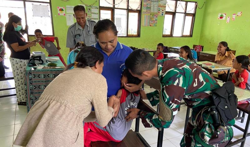 (dok.ist) Prajurit Pos Mahen Satgas Yonif 741/GN bersama Puskesmas Aululik melakukan Vaksin Bias kepada pelajar SDN Baudaok, Desa Baudaok, Kecamatan Lasiolat, Kabupaten Belu perbatasan RI-RDTL, Senin (18/11/2024). 