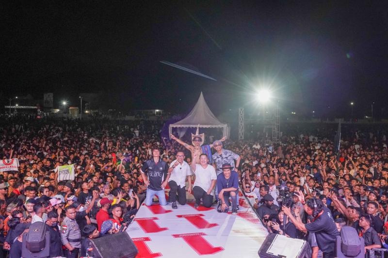 Ribuan masyarakat Kabupaten Timor Tengah Utara (TTU) dan sekitarnya memadati Lapangan Oemanu, Kefamenanu, dalam acara bertajuk Malam Doa dan Amal bagi masyarakat korban bencana erupsi Gunung Lewotobi Flores Timur pada Senin (18/11/24) malam.  Aksi peduli Lewotobi dalam balutan konser musik tersebut digelar oleh Pasangan Calon Gubernur dan Wakil Gubernur Nusa Tenggara Timur (NTT) nomor urut satu, Yohanis Fransiskus Lema dan Jane Natalia Suryanto (Ansy-Jane) dengan menggandeng grup band legendaris 