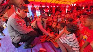 apolri Jenderal Pol. Listyo Sigit Prabowo memberikan perhatian khusus kepada anak-anak yang berada di Posko pengungsian Konga yang juga Posko trauma healing di Posko saat berkunjung ke Flores Timur, Senin (18/11/2024).