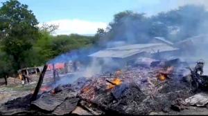 Tiga rumah warga di kelurahan Oesao Kecamatan kupang timur Kabupaten yang rata dengan tanah usai terbakar.