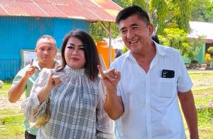 Cabup Belu, Willy Lay bersama istri Ny. Viviana Ng Lay usai coblos Pilkada Belu di TPS 5, Kelurahan Manuaman, Kecamatan Atambua Selatan, Kabupaten Belu perbatasan RI-RDTL, Rabu (27/11/2024).