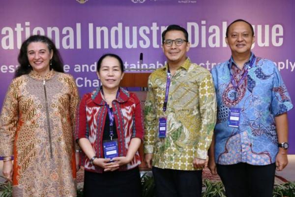 Dialog Industri Nasional untuk Rantai Pasokan Elektronik yang Bertanggung Jawab dan Berkelanjutan di Indonesia selama dua hari, pada 28-29 November 2024, di Jakarta dibuka oleh para pelaku utama dunia kerja di Indonesia: Chairul Saleh, Plt Deputi Industri, Ketenagakerjaan dan Pariwisata Kementerian Koordinator Bidang Perekonomian, Shinta W. Kamdani, Ketua Umum Asosiasi Pengusaha Indonesia (Apindo), Elly Silaban, Presiden Konfederasi Serikat Buruh Seluruh Indonesia (KSBSI) dan Simrin Singh, Direk