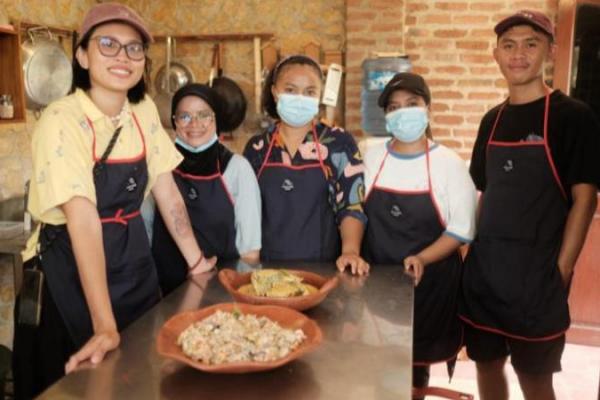 Peserta lokakarya bersama Citra Kader (dua dari kiri), seorang chef dan pegiat pangan lokal Labuan Bajo menunjukkan masakan siap santap yang bahannya berasal dari hasil kebun Lompong Cama/Dokumentasi Simpang Belajar