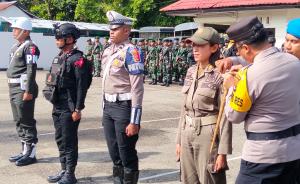 Kapolres Belu AKBP Benny Miniani Arief sematkan pita operas kepada perwakilan personel dalam apel gelar Operasi Lilin Turangga bertempat di lapangan Mapolres Belu wilayah perbatasan RI-RDTL, Sabtu (20/12/2024).