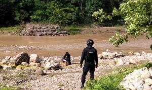 Tim Gegana Brimobda NTT saat mengamankan Mortir diduga masih aktif yang ditemukan warga di Sungai Talau, Fatubenao, Kabupaten Belu perbatasan RI-RDTL, Jumat (20/12/2024).