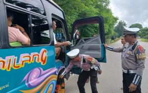 Satlantas Polres Belu saat melakukan Ramp Chek atau pemeriksaan kelayakan kendaraan bus angkutan umum di terminal bayangan, Kelurahan Fatukbot, Kabupaten Belu perbatasan RI-RDTL, Minggu (22/12/2024).