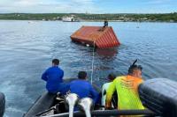 Anggota Ditpolairud Polda NTT saat membantu mengevakuasi kontainer yang terapung saat kapal MV Kuala Mas tenggelam di Perairan Bolok.