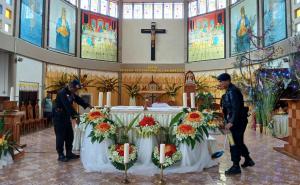 Anggota Brimob-A Pelopor Atambua saat melakukan sterilisasi Gereja jelang perayaan malam Natal, Selasa (23/12/2024).