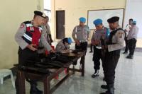 Kapolres Kupang, AKBP Anak Agung Gde Anom Wirata mengecek senjata api (senpi) milik personel Polres Kupang pada Senin (23/12/2024).