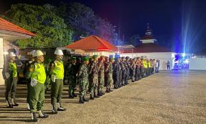 Anggota TNI-POLRI melaksanakan apel gabungan pengamanan malam pergantian tahun baru bertempat di lapangan Mapolres Belu wilayah perbatasan RI-RDTL, Selasa (31/12/2024) malam.