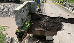 Jembatan Builalu di Desa Makir, Kecamatan Lamaknen, Kabupaten Belu perbatasan RI-RDTL putus akibat longsor pasca diterjang banjir pada Selasa tanggal 31 Desember 2024 kemarin.