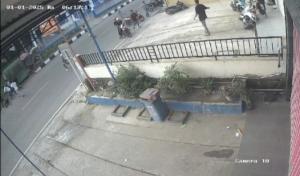 (dok.ist) potongan rekaman CCTV sekelompok pemuda menyerang para pemuda di kilo meter 1, Kelurahan Rinbesi, Kabupaten Belu perbatasan RI-RDTL, Rabu (1/1/2025) pagi.