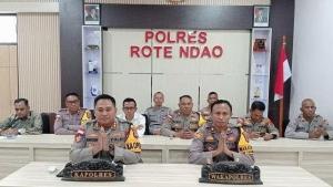 Kapolres Rote Ndao, AKBP Mardiono dan jajarannya saat memberikan keterangan pers.