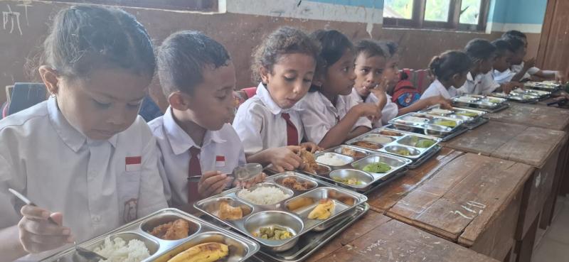 Program Makanan Bergizi Gratis (MBG) bagi siswa yang harusnya dimulai Senin (6/1/2025) di Nusa Tenggara Timur (NTT) masih belum siap sepenuhnya. 