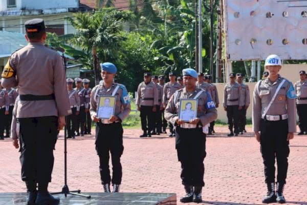 Kapolres Kupang, AKBP Anak Agung Gde Anom Wirata memimpin upacara pemecatan dua anggota Polres kupang di lapangan apel Polres Kupang, Senin (6/1/2025).  Meski tidak dihadiri kedua personil yang di-PTDH, upacara tetap dilaksanakan  dengan mencoret foto dua personil bersangkutan. 