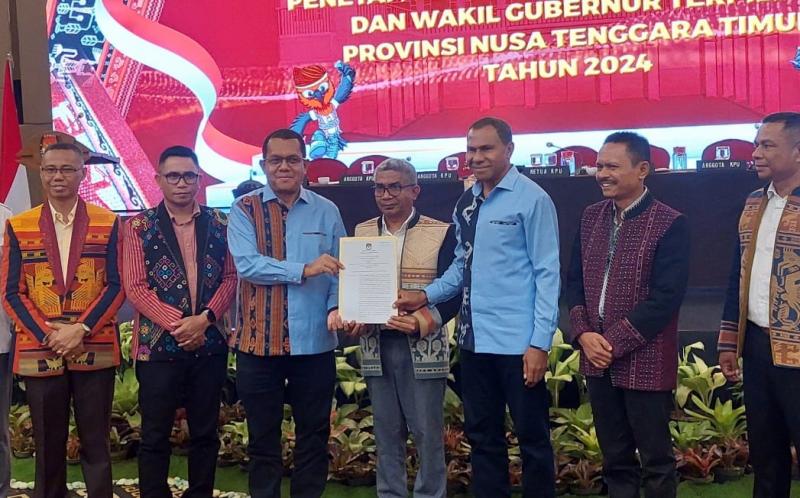  Ketua KPU NTT, Jemris Fointuna menyerahkan penetapan pasangan Emanuel Melkiades Laka Lena dan Johanis Asadoma sebagai gubernur dan Wakil Gubernur NTT terpilih.