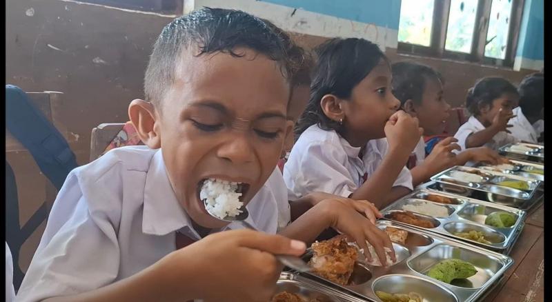 Sejumlah siswa dan siswi SD  Inpres Noelbaki sementara mendapat Makanan Bergizi Gratis di sekolah yang ternyata sangat membantu orang tua untuk tidak memberikan uang jajan anak ke sekolah.