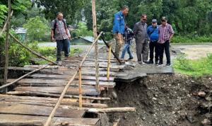 (dok.ist) Komisi III DPRD Belu bersama Dinas PUPR Belu dan BPBD Belu tinjau jembatan putus di Builalu, Desa Makir, Kecamatan Lamaknen, Kabupaten Belu perbatasan RI-RDTL, Kamis (16/1/2025).