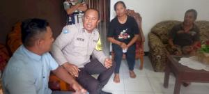  Bhabinkamtibmas Kelurahan Kolhua, Aipda I Ketut Alus Widiantara saat mengamankan AM, warga Kelurahan Manutapen, Kecamatan Alak, Kota Kupang diamankan polisi pada Kamis (16/1/2025). AM diduga melakukan penipuan bantuan Seroja dengan mengaku sebagai petugas dari Dinas Sosial. AM yang diduga menipu warga.