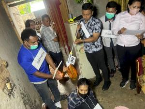 Kasus penganiayaan hingga pembakaran oleh suami berinisial DS terhadap istrinya di Kota Kupang direka ulang oleh penyidik Satuan Reskrim Polres Kupang Kota, Rabu (15/1/2025).