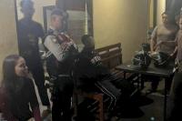 Pelaku pencurian helm di parkiran Lippo Plaza Kupang berinisial W saat terciduk polisi.