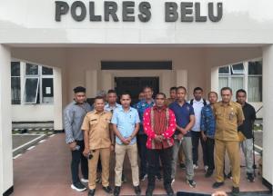 Kuasa Hukum Silvester Nahak bersama perwakilan 17 ASN Pemkab Belu usai melaporkan Bawaslu ke Polres Belu, Kabupaten Belu perbatasan RI-RDTL, Senin (3/2/2025).