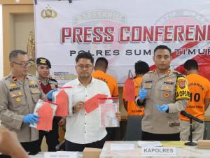 Kapolres Sumba Timur, AKBP Edward Jacky T. Umbu Kaledi memberikan keterangan kepada pers sekaligus enam pelaku pencurian kuda yang berhasil diringkus.