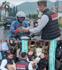 Anggota Satreskrim Polres Manggarai Barat saat berbagi takjil dengan masyarakat sambut buka puasa, Selasa (11/3/2025).