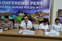  Direktur Reskrimum Polda NTT, Kombes Pol Patar Silalahi didampingi Kabid Humas Polda NTT, Kombes Pol Henry Novika Chandra bersama AKBP Bertha Hangge dan AKP Fridinari Kameo saat menggelar jumpa pers di Polda NTT, Selasa (11/3/2025)