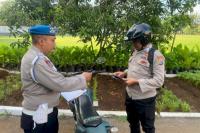 Anggota Bidang Profesi dan Pengamanan (Bid Propam) Polda NTT makukan razia Internal, kendaraan anggota Polda NTT pada Selasa (11/3/2025). Razia dilakukan untuk memastikan polisi taat aturan dan meningkatkan disiplin dan kepatuhan internal.