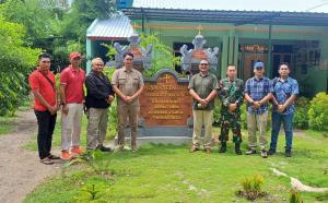 Ketua Pasyanmilpol Keuskupan Atambua, Romo Yoris menerima kunjungan silaturahmi Kasi Intel Korem 161/WS, Kol. Inf Sentot Dwi Purnomo bersama rombongan di Paroki Wini, Kabupaten TTU perbatasan RI-RDTL, Selasa (11/3/2025).