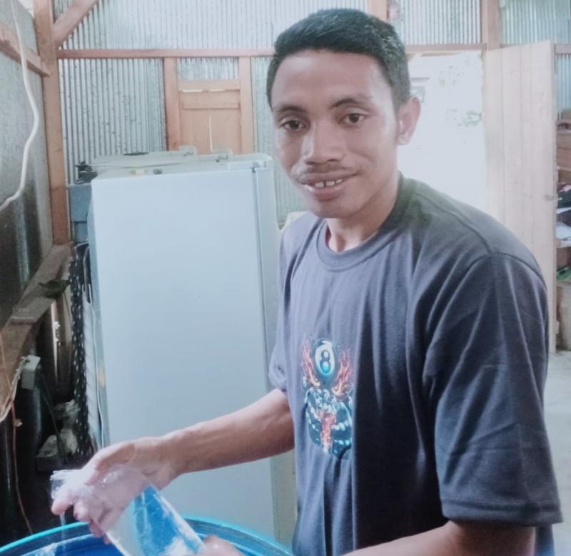 Andreas menjual es batu untuk kuliah di Labuan Bajo